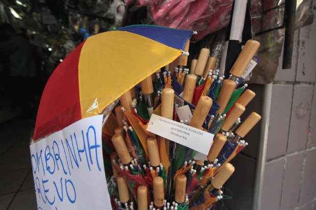 Sombrinha de frevo fabricada no pa&iacute;s oriental sai por R$ 4. O produto nacional custa R$ 30. Foto: Roberto Ramos/DP/D.A Press/