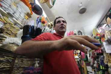 Na loja que Rômulo gerencia, 80% do estoque de produtos carnavalescos vêm da China. Foto: Roberto Ramos/DP/D.A Press
