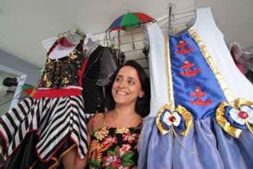 Mariana Nogueira diz que fantasias brasileiras têm qualidade superior. Ela não trabalha com as chinesas. Foto: Roberto Ramos/D.P/D.A Press