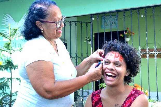 Mãe de Maria Clara está muito feliz com a aprovação da filha e comemora raspando sua sobrancelha/Facebook/Divulgação