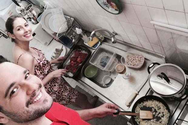 João Vítor e Marjorie fazem experimentos juntos na cozinha. João Vitor Farias/Arquivo pessoal
