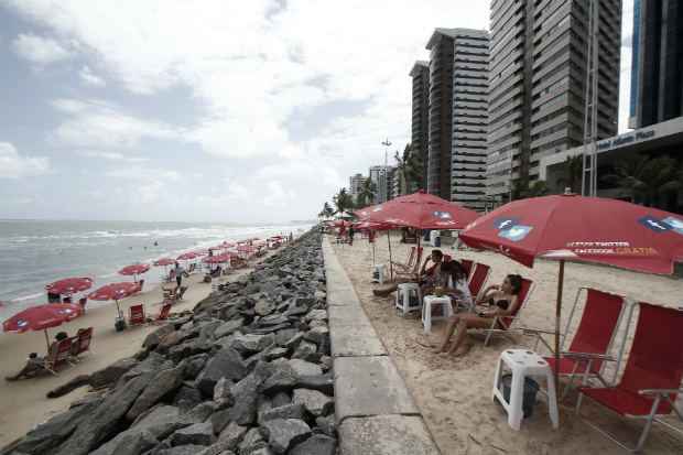 Em frente ao Atlante Plaza, turistas aproveitam o guarda-sol e o mar. Foto: Blenda Souto Maior/DP/DA Press