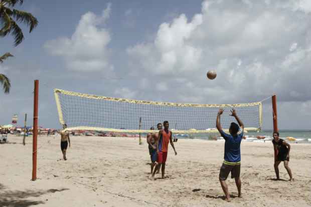 Público aproveita para praticar esportes na areia. Foto: Blenda Souto Maior/DP/DA Press