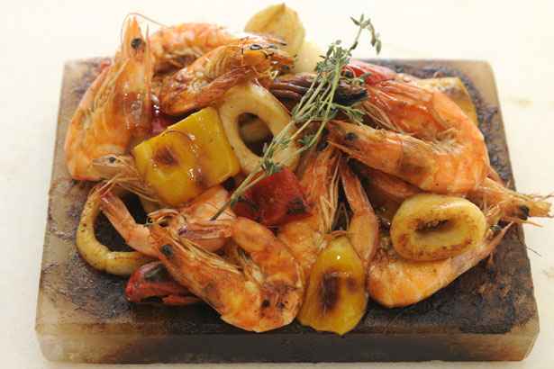 Mariscos e frutos do mar são algumas das opções que podem ser preparadas na pedra. Foto: Jair Amaral/EM/D.A Press() Mariscos e frutos do mar são algumas das opções que podem ser preparadas na pedra. Foto: Jair Amaral/EM/D.A Press/