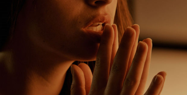 As mordidas nos lábios denotam a tensão sexual, atenuada no longa. Foto: Divulgação