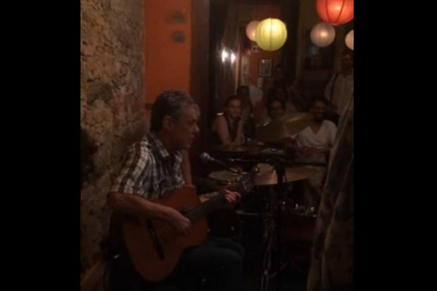 Performances de Chico foram filmadas pelo m&uacute;sico Marcelo Caldi. Foto: YouTube/Reprodu&ccedil;&atilde;o/