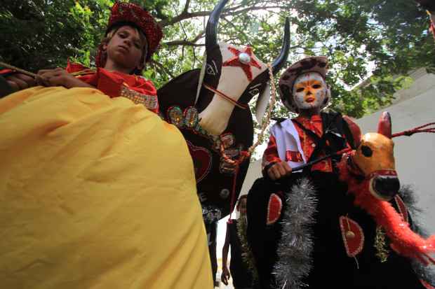 Criancas desfilam com o Boi Buzina, em Timbauba. Foto: Annaclarice Almeida/DP/D.A.Press
