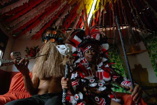 Caboclinhos tradicionalmente desfilam pelas ruas de Goiana durante todo o carnaval. Foto: Annaclarice Almeida/DP/D.A.Press 