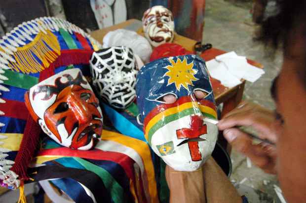 Máscaras são produzidas pelo artesanato local para a brincadeira dos Caretas em Triunfo, no Sertão. Foto: Teresa Maia/DP/D.A.Press