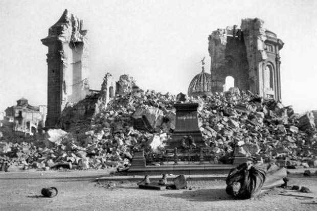 Igreja e memorial em ruínas após bombardeios aliados a Dresden. Foto: Richard Peter/AFP Photo/Arquivo() Igreja e memorial em ruínas após bombardeios aliados a Dresden. Foto: Richard Peter/AFP Photo/Arquivo/