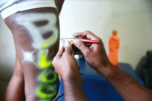 Tinta é atóxica, segundo os grafiteiros, e dura até uma semana na pele. Foto:  Bernardo Dantas/DP/D.A Press.