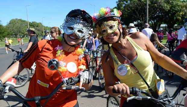 De máscara e bicicleta, foliões pulam carnaval no Eixão Norte. Foto: Ed Alves/ESP. CB/D.A. Press/
