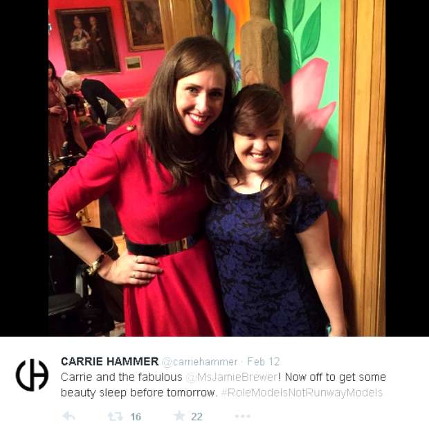 Na véspera do desfile, Carrie publicou foto em seu Twitter com a atriz Jamie Brewer. Foto: Twitter/@carriehammer/Reprodução() Na véspera do desfile, Carrie publicou foto em seu Twitter com a atriz Jamie Brewer. Foto: Twitter/@carriehammer/Reprodução/