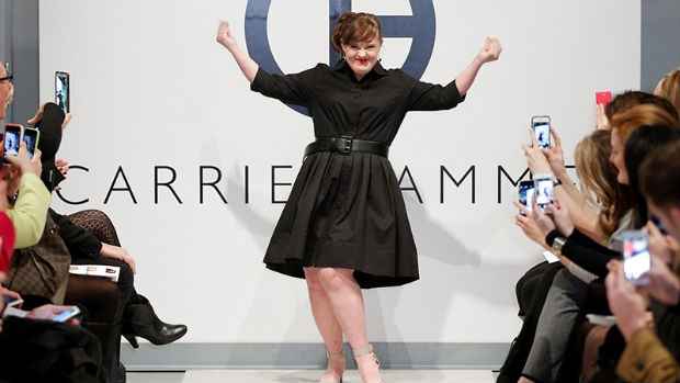 Jamie foi a primeira modelo com Síndrome de Down a cruzar as passarelas da New York Fashion Week. Foto: Twitter/@carriehammer/Reprodução