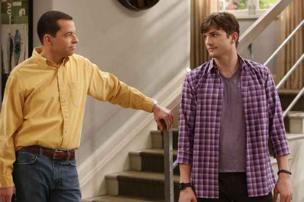 Jon Cryer e Ashton Kutcher em "Two and a half men". Crédito: CBS/Divulgação() Jon Cryer e Ashton Kutcher em "Two and a half men". Crédito: CBS/Divulgação/