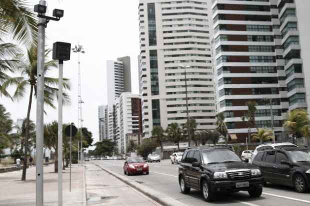 Radar na Avenida Boa Viagem é um dos 51 equipamentos da cidade. Até o fim do ano, outros 20 serão instalados. Foto: Blenda Souto Maior/DP/D.A.Press