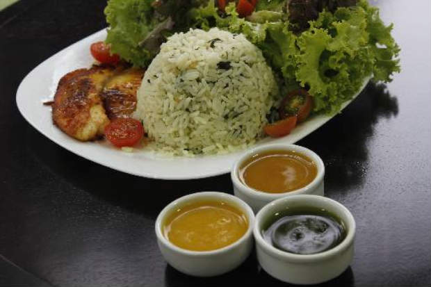 .UP serve 12 tipos de saladas, como a Beleza (R$ 24), de filé de tilápia, arroz de espinafre, mix de folhas e molhos de mostarda e pesto. Foto: Ricardo Fernandes/DP/D.A Press() .UP serve 12 tipos de saladas, como a Beleza (R$ 24), de filé de tilápia, arroz de espinafre, mix de folhas e molhos de mostarda e pesto. Foto: Ricardo Fernandes/DP/D.A Press/