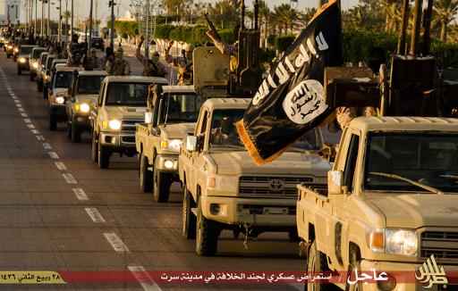 Imagem da rede islamita Welayat Tarablos mostra uma carreata com membros do Estado Islâmico, na cidade de Sirte, na Líbia/WELAYAT TARABLOS/AFP/Arquivos