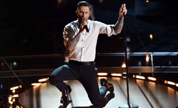 Adam Levine canta Lost Stars. Cr&eacute;dito:  Kevin Winter/Getty Images/AFP/