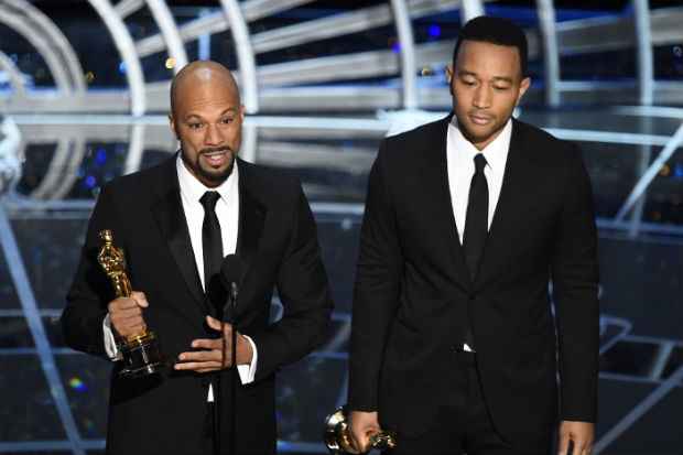 Common e John Legend em seus discursos de aceitação do Oscar. Crédito: AFP PHOTO / Robyn BECK
