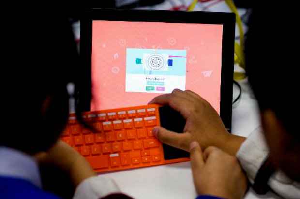 Esta é a primeira oficina baseada no Kano, um kit de computador barato (149 dólares, 99 euros), realizada no novo Fab Lab, uma organização pública municipal para promover o desenvolvimento tecnológico./