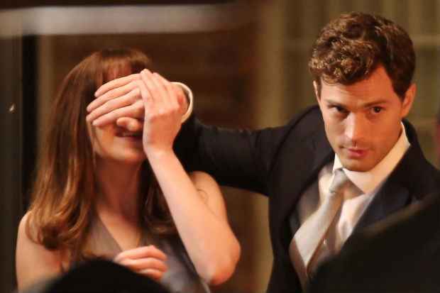 Dakota Johnson como Anastasia Steele e Jamie Dornan como Christian Grey em "Cinquenta tons de cinza". Crédito: Universal Picture/Divulgação() Dakota Johnson como Anastasia Steele e Jamie Dornan como Christian Grey em "Cinquenta tons de cinza". Crédito: Universal Picture/Divulgação/
