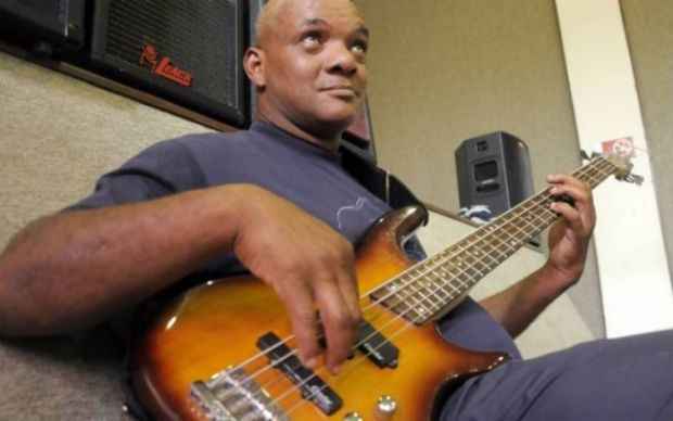 Renato Rocha participou dos três primeiros discos da Legião. Crédito: Divulgação/