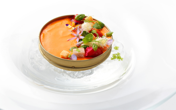 Tofu de amêndoa com purê de pimentão vermelho, receita de Vicky Lau. Foto: Tate Dinning Room/Divulgação/