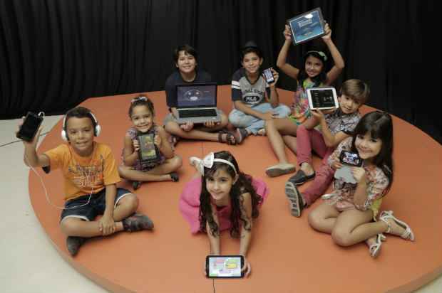 Crianças se divertem com os jogos de seus tablets, celulares e notebooks/Ivan Melo/Esp.DP/D.A.Press