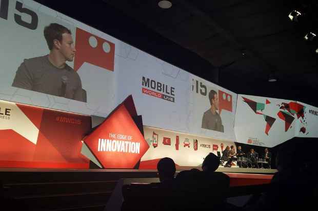 Executivos presentes na mesa redonda e Zuckerberg no telão do World Mobile Congress. Foto: Carolina Santos/DP/DA Press