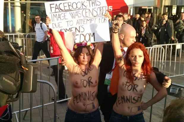 Feministas aproveitam presença Mark Zuckerberg no evento para protestar. Foto: Luiz Yassuda/Reprodução