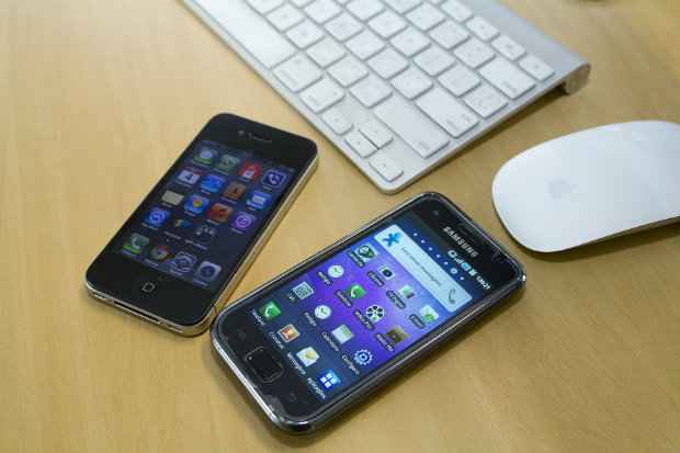 Smartphones, tão tecnológicos, possuem baterias que aguentam pouco tranco. Foto: Marcos Santos/USP Imagens() Smartphones, tão tecnológicos, possuem baterias que aguentam pouco tranco. Foto: Marcos Santos/USP Imagens/