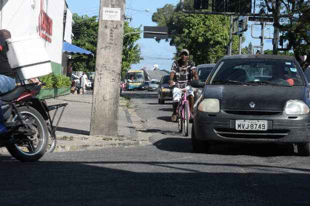 Muitos motoristas não respeitam o que diz o artigo 201 do Código de Trânsito Brasileiro: carro deve circular a 1,5m do ciclista./Joao Velozo/Esp. DP/ D. A Press