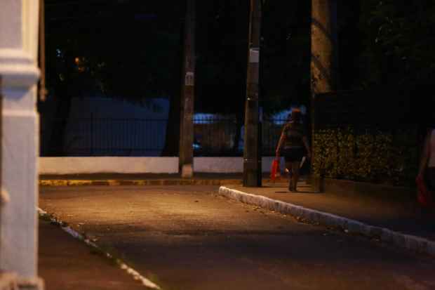 Ruas pouco iluminadas e sem policiamento favorecem o crescimento da violência na Várzea. Foto: Bernardo Dantas/DP/D.A Press/