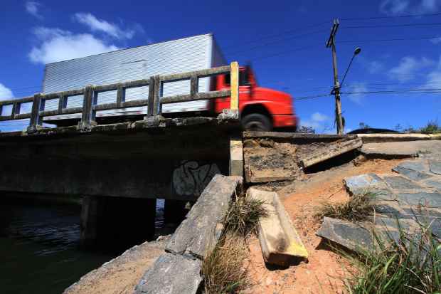 A deterioração do elevado torna o perigo uma constante entre os motoristas. Foto: Julio Jacobina/DP/D.A Press/