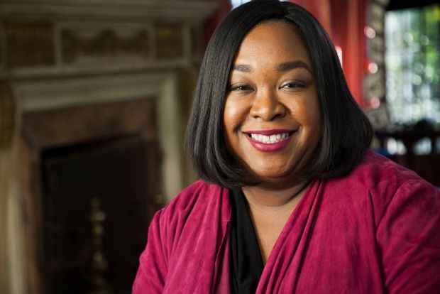 Shonda Rhimes tem patrimônio avaliado em R$ 180 milhões, segundo revista Forbes. Crédito: Nancy Pastor/Divulgação/