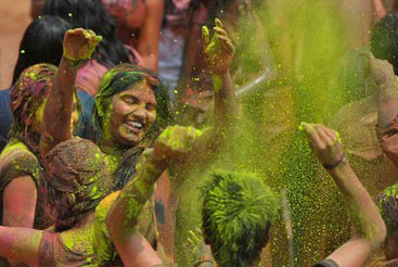 Indianas festejam o Holi em Hyderabad. Foto: Noah Seelam/AFP Photo() Indianas festejam o Holi em Hyderabad. Foto: Noah Seelam/AFP Photo/