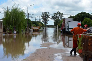 Inundação atinge a cidade argentina de Códoba, em 4 de março de 2015. Foto: AFP Photo/ STR() Inundação atinge a cidade argentina de Códoba, em 4 de março de 2015. Foto: AFP Photo/ STR/
