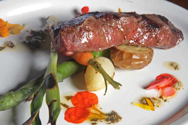 Shoulder Steak acompanhado de baby legumes grelhados na parrilla e farofa crumble funghi secchi é uma das opções de prato principal. Foto: Roberto Ramos/DP/D.A Press
