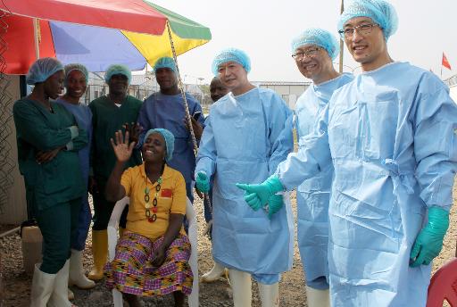 Beatrice Yordoldo, última paciente de Ebola confirmada na Libéria, recebe alta e posa com equipe de médicos chineses, em Monróvia. Foto: AFP ZOOM DOSSO() Beatrice Yordoldo, última paciente de Ebola confirmada na Libéria, recebe alta e posa com equipe de médicos chineses, em Monróvia. Foto: AFP ZOOM DOSSO/