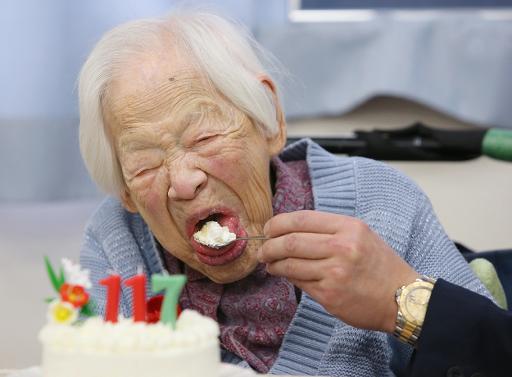 isao prova o bolo de aniversário na casa onde é cuidada, em Osaka. Foto: JIJI PRESS/AFP JIJI() isao prova o bolo de aniversário na casa onde é cuidada, em Osaka. Foto: JIJI PRESS/AFP JIJI/