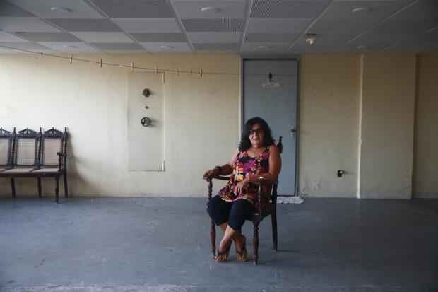 Lourdes já foi síndica do AIP e mora no prédio desde 1995. Lamenta a situação de abandono do imóvel/Bernardo Dantas