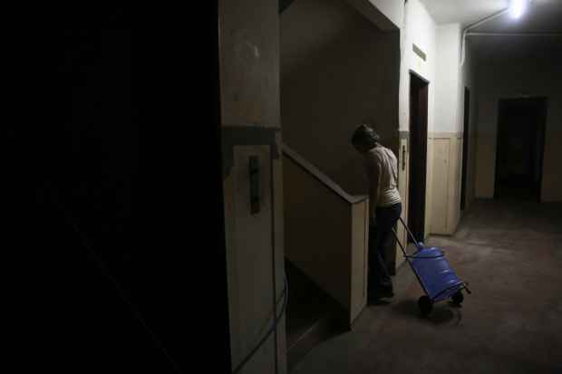 Rita não recebe visitas de parentes por causa da falta de elevador no prédio. Nem o vendedor de água mineral quer subir para fazer a entrega 