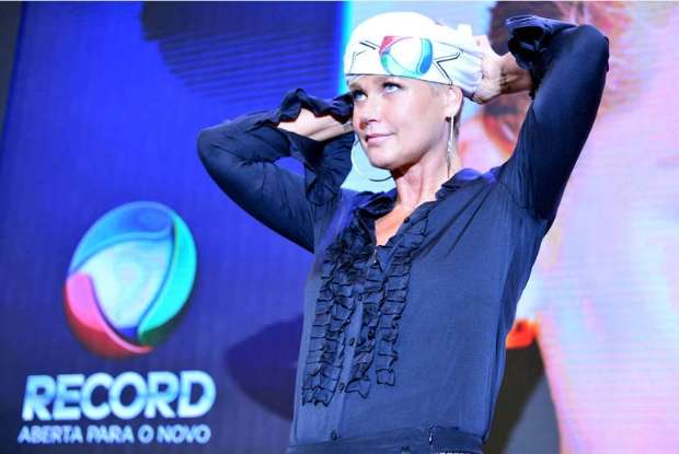 Xuxa amarrou na cabeça a camisa com a logomarca da Record e seu "X". Foto: Record/Divulgação() Xuxa amarrou na cabeça a camisa com a logomarca da Record e seu "X". Foto: Record/Divulgação/