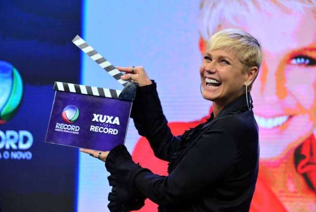 Segurando a claquete, Xuxa comentou sobre o formato da atração. Foto: Record/Divulgação
