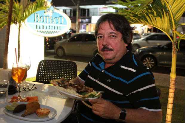 Professor de biologia Carlos Bravo ficou amigo do gerente do Boteco Barazzone a ponto de ser convidado para seu casamento recentemente. Foto: Nando Chiappetta/DP/ D.A Press./