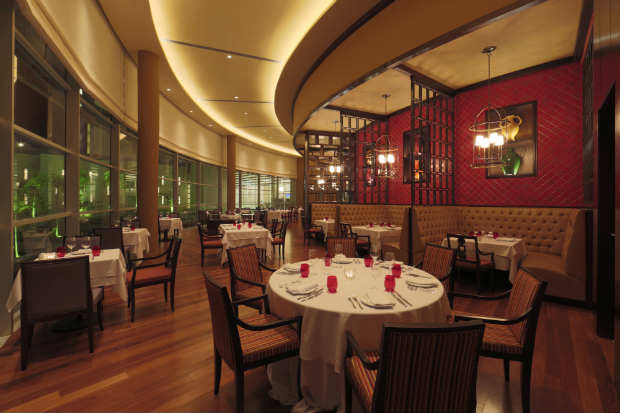 Com decoração moderna e sofisticada, espaço tem capacidade para 64 pessoas no jantar. Foto: Believe By Lead/Divulgação