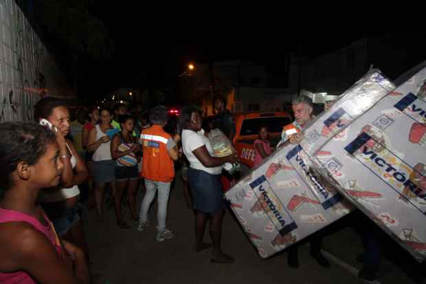 A Defesa Civil entregou colchões e cestas básicas para moradores da Linha do Tiro, na Escola Municipal Paulo Sexto(Edvaldo Rodrigues/DP/D.A Press) A Defesa Civil entregou colchões e cestas básicas para moradores da Linha do Tiro, na Escola Municipal Paulo Sexto/Edvaldo Rodrigues/DP/D.A Press