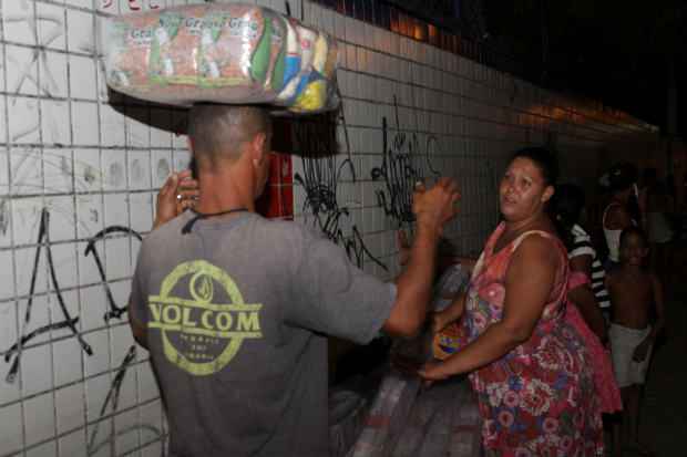 Patrícia José dos Santos, 37 anos, perdeu ventilador, geladeira e TV, entre outros. "O pouco que a gente tem não queremos perder", comentou.
