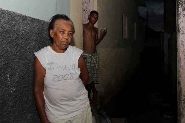 Valdomira Delfino da Silva, 65 anos, acordou com o neto chamando e relatando que a água havia invadido a casa.